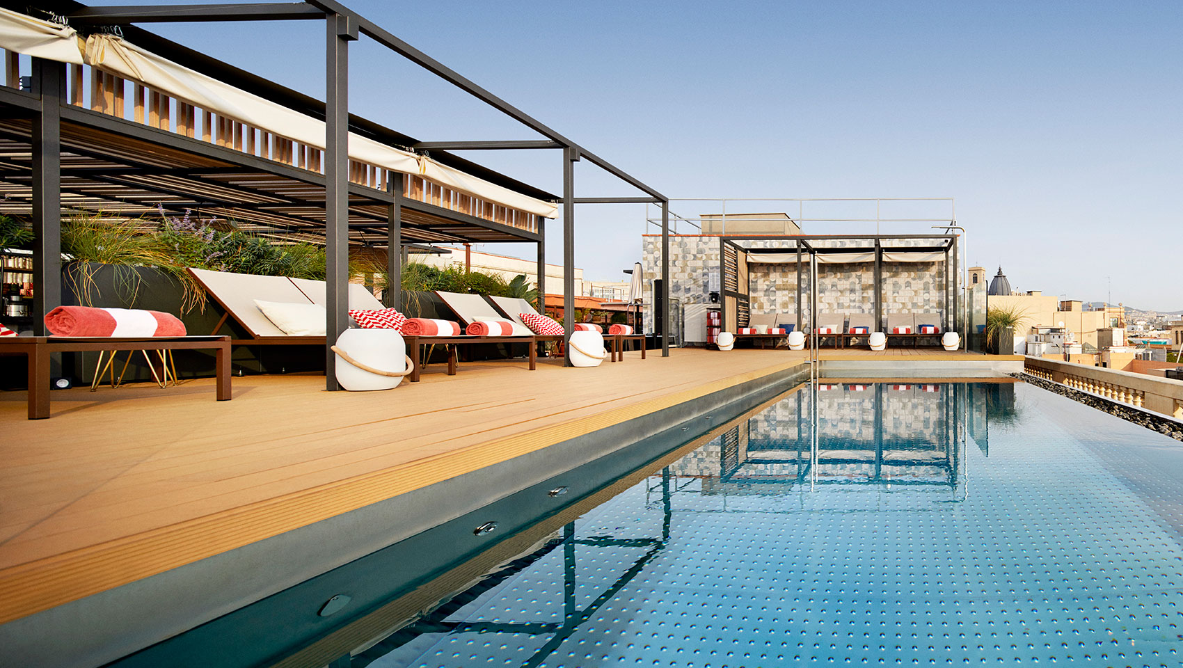 Piscina con vistas a la ciudad