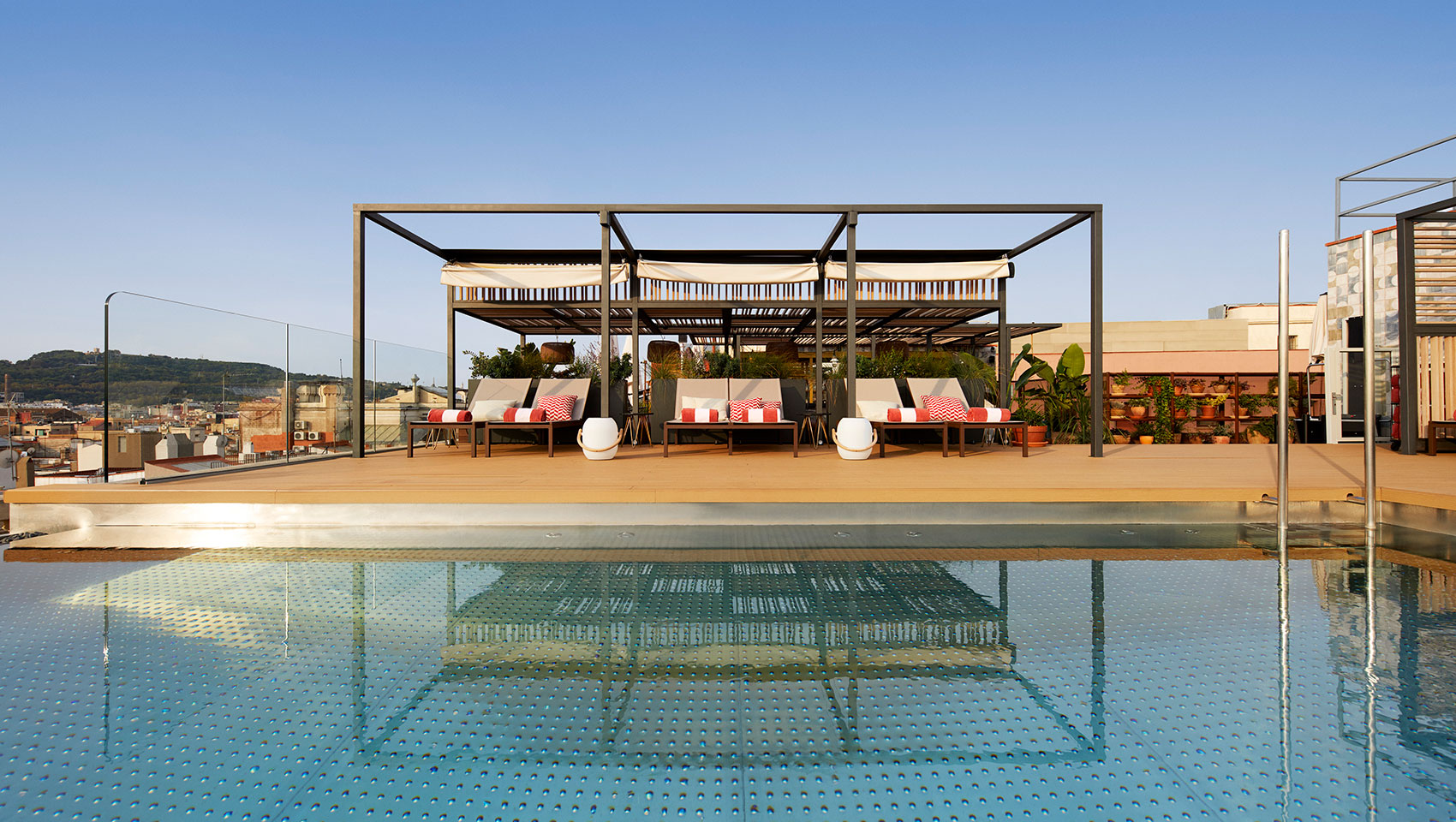 Piscina con vistas a la ciudad